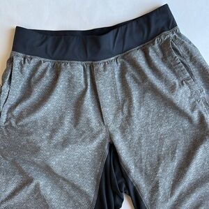 Lululemon T.H.E. Shorts Gray Chevron Performance Gym‎ Stretch Mens Size Small